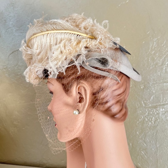 DELIGHTFUL 1940s\' TAUPE TILT HAT - LARGE BEIGE OSTRICH FEATHERS, BROOCH & VEIL main image 13